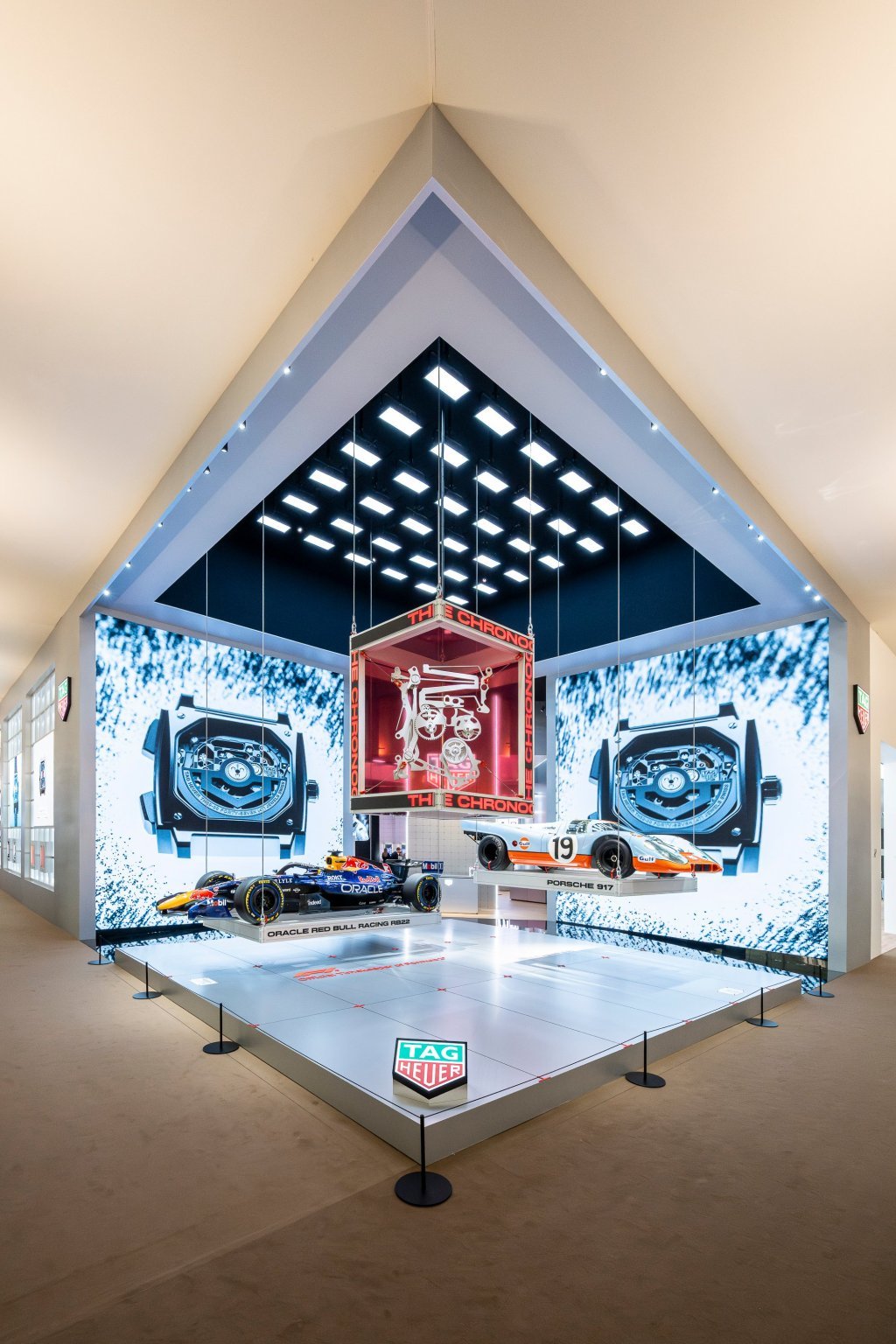 泰格豪雅展厅着重展示了其与赛车的渊源