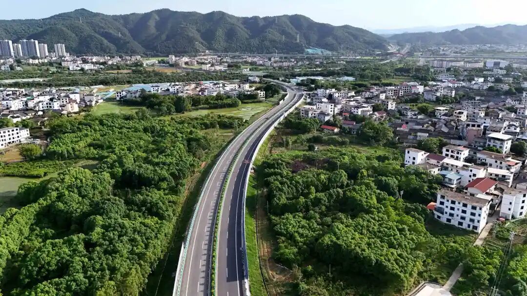 G105国道龙南里仁至临塘段正式通车