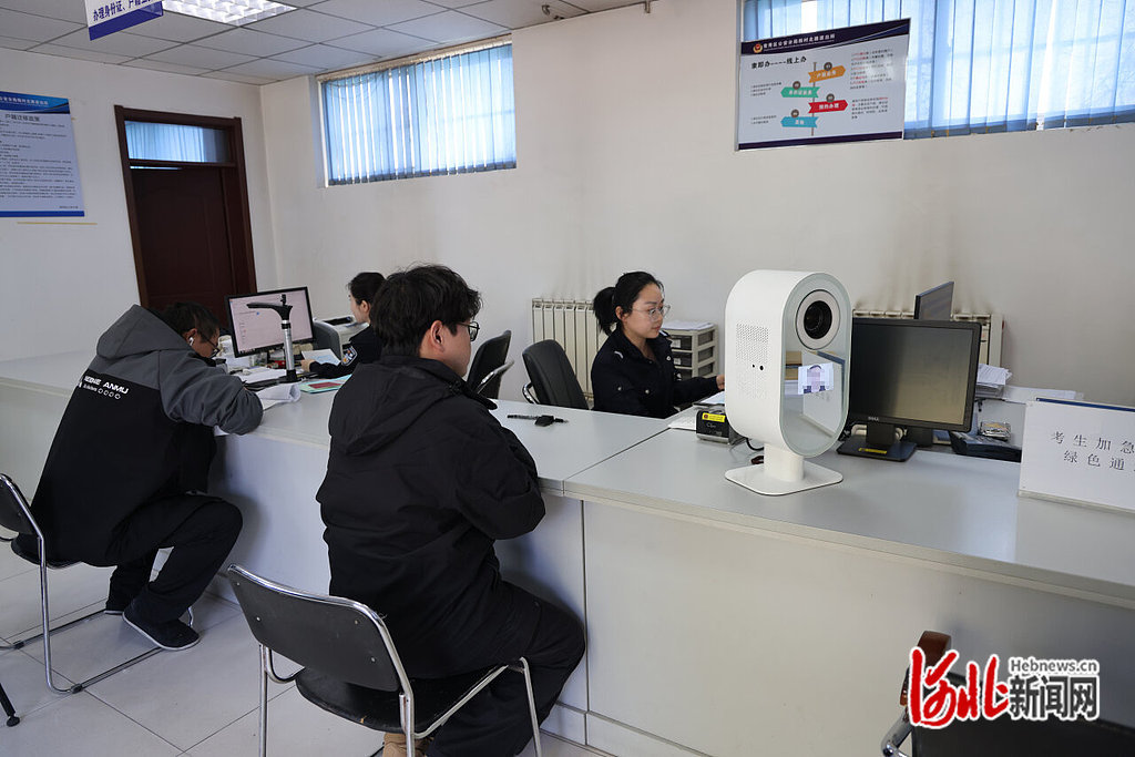 4月10日，保定市公安局竞秀区分局韩村北路派出所民警在为群众办理“全省通办”业务。 邢 浩摄