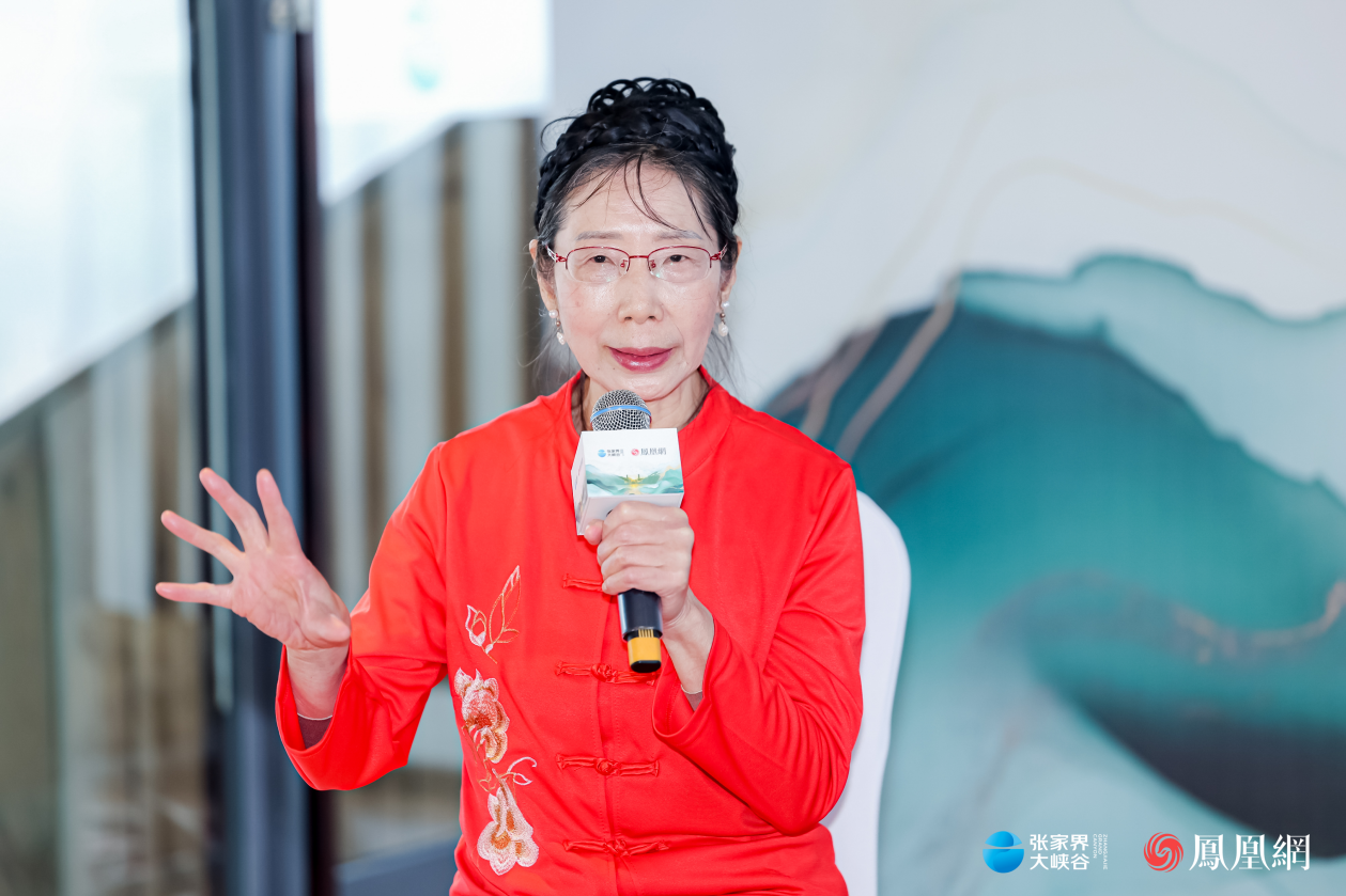 （吕锡琛教授在2026张家界悦读共创大会康养专场沙龙上作分享。）