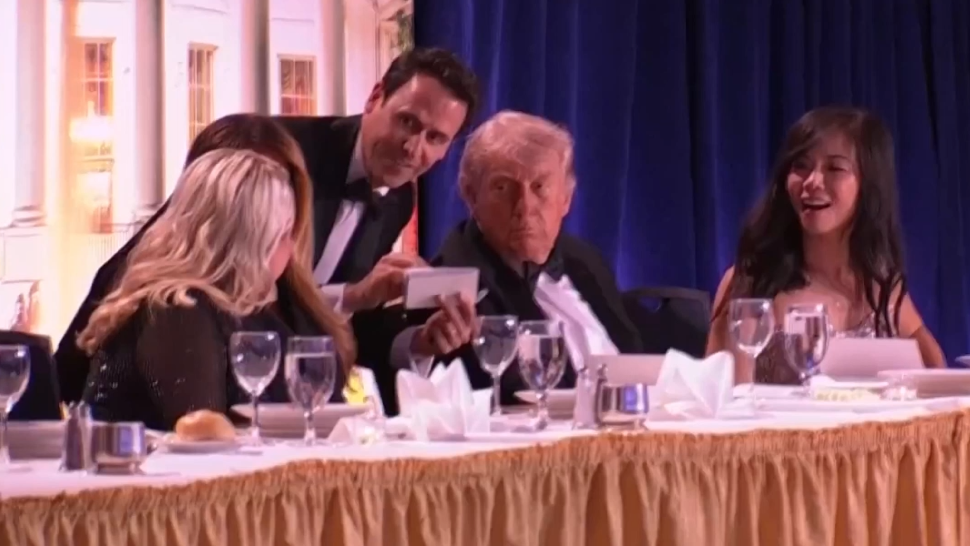 现场画面！美国白宫记者晚宴疑似发生枪击，特朗普被紧急疏散