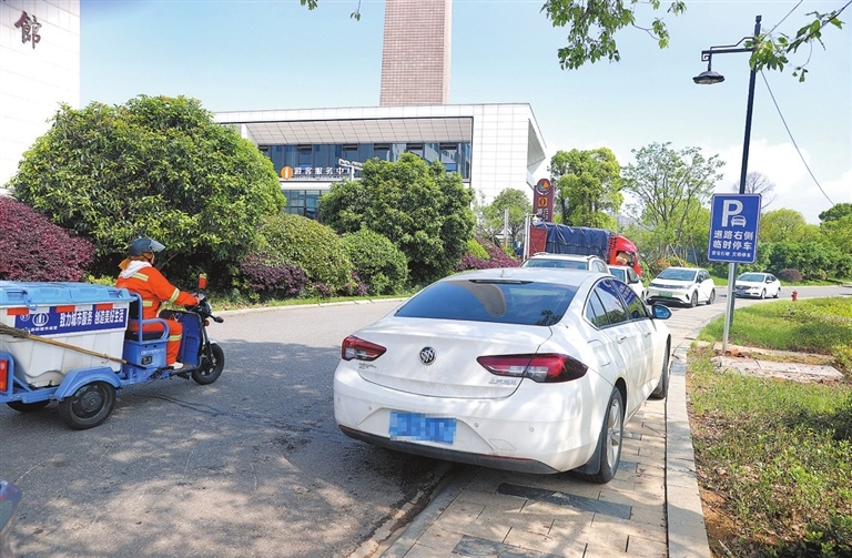九江文博园景区有游客随意停车！影响通行效率 存在安全隐患