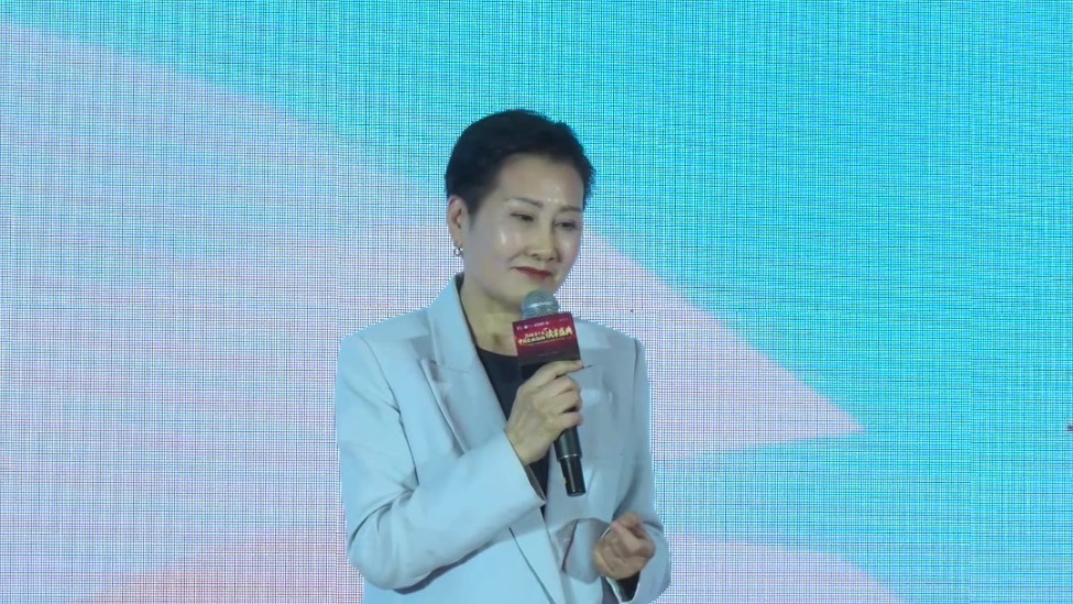 张凯丽朗诵《小草的心》：如果在你的心里只有自己，那活着还有什么意义