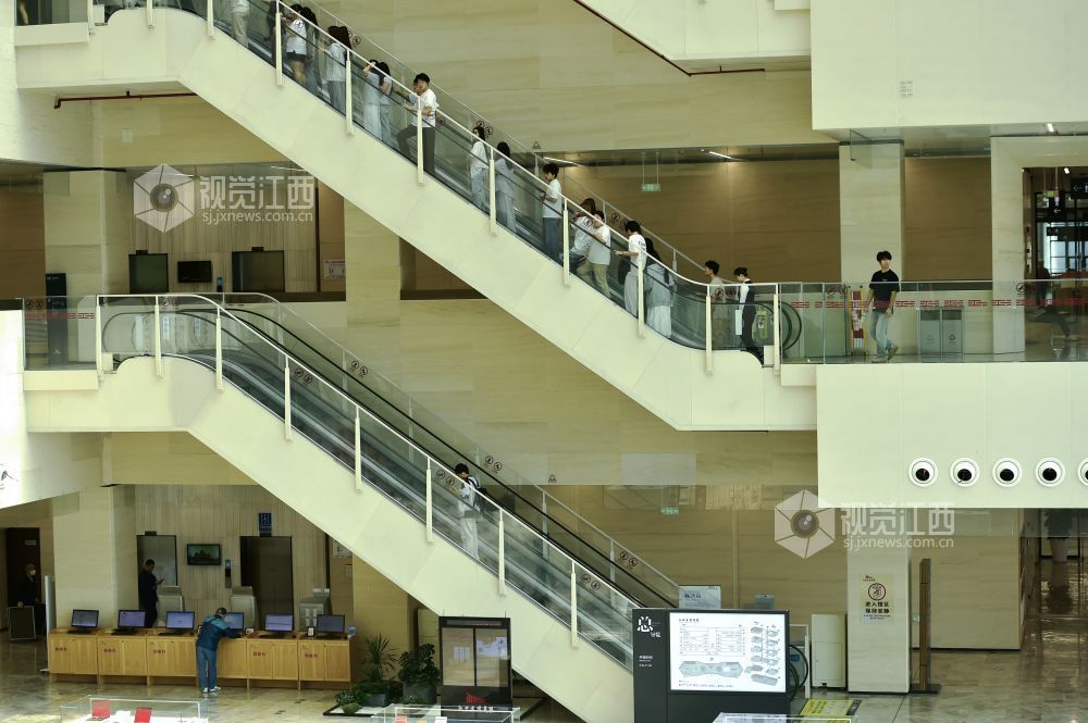 2026年4月27日，世界读书日刚过，江西省图书馆内，大批读者有序前往阅览区。