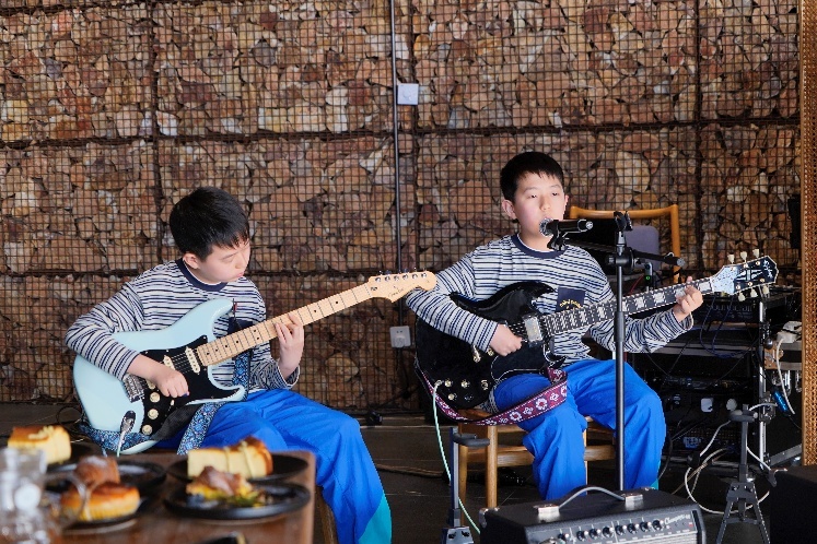 金俊良、金俊辰表演