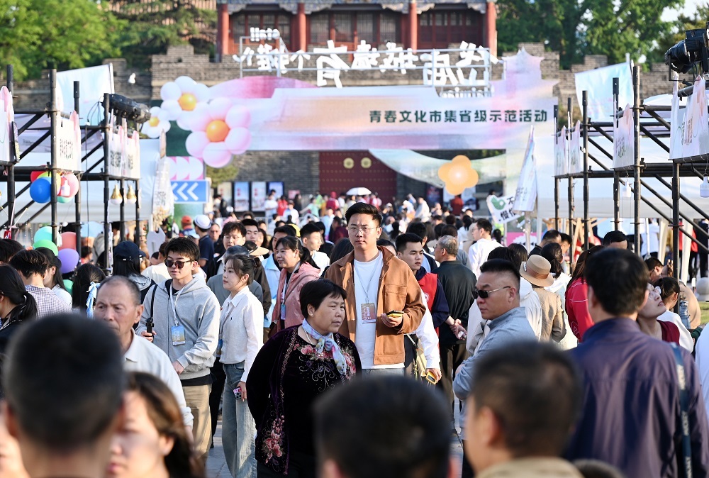 千年城墙下“长出”50+潮摊儿 这是谁的文化补给站？