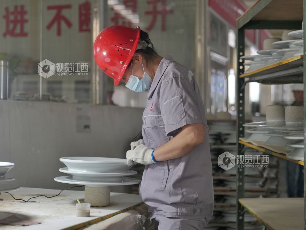 江西芦溪：坚守岗位迎五一（图）