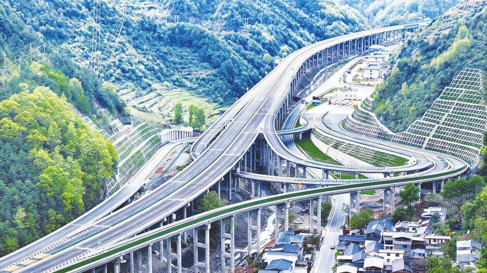 4月26日0时，S44康县至略阳高速公路（甘肃段）二期工程康县西至白河沟段顺利建成通车，标志着康略高速实现全线贯通。这条连接甘陕两省的重要省际通道正式全面投用，将彻底改写康县县城不通高速公路的历史，为陇南深度融入关中——天水经济圈、打造甘陕文旅走廊、全面推进乡村振兴注入强劲动能。新甘肃&middot;甘肃经济日报通讯员　陈勇　摄