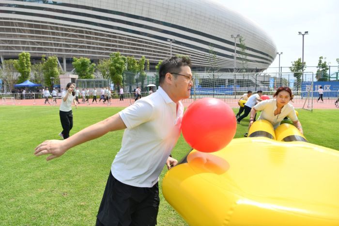 参赛选手参与“十拿九稳”项目比赛。