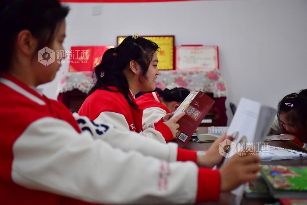 图书室内，孤独症儿童正在阅读图书。