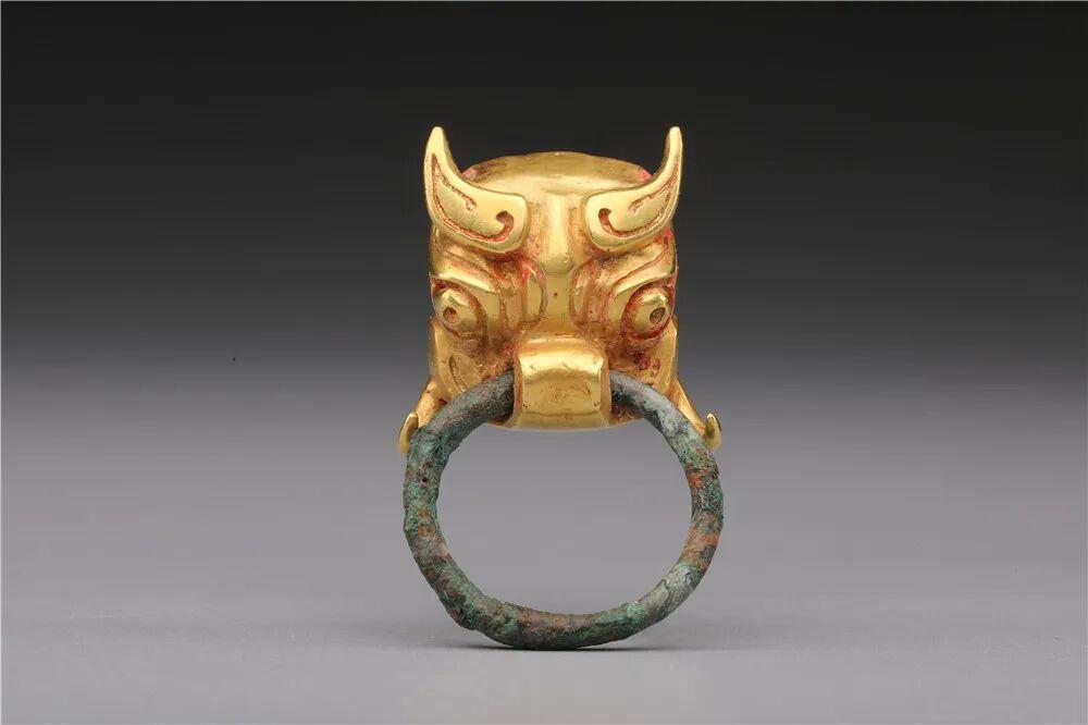 金兽面带饰