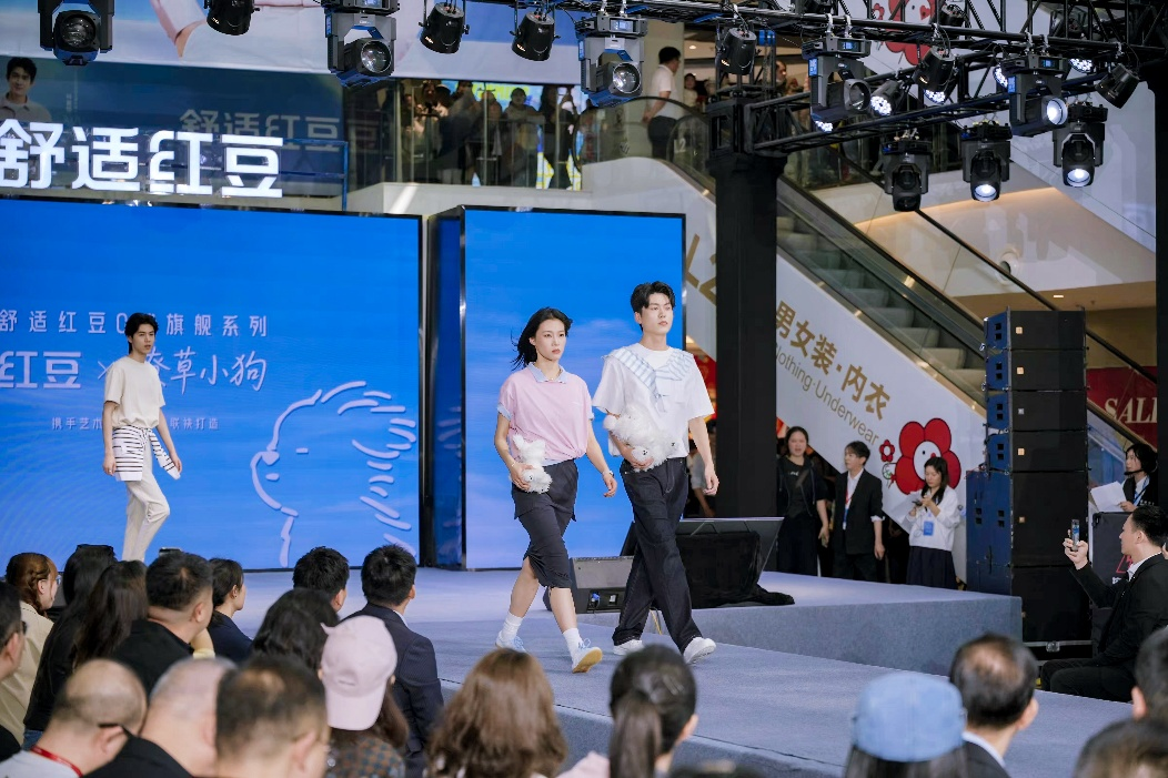 从红豆股份代言人到“产品体验官”，林更新无锡探店