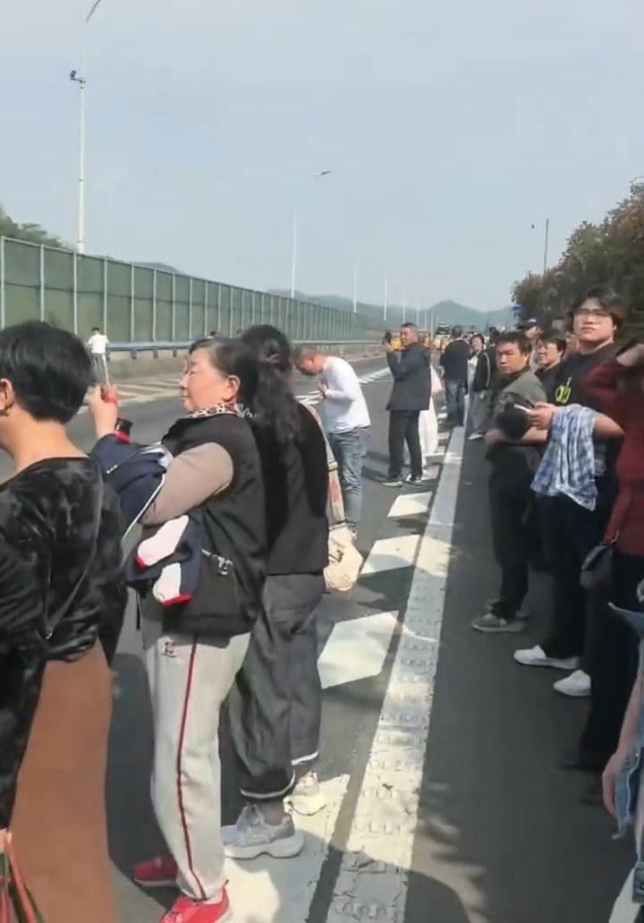 众人在隧道外避险