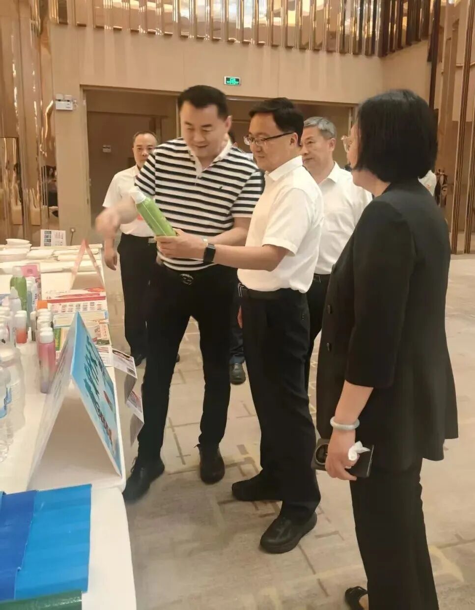 会议现场同步举办了“广货行天下”产销对接活动。