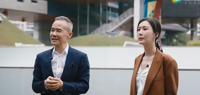 田朴珺罕见晒夫妻合影，从后环抱老公王石，自曝收到红烧肉鲜花