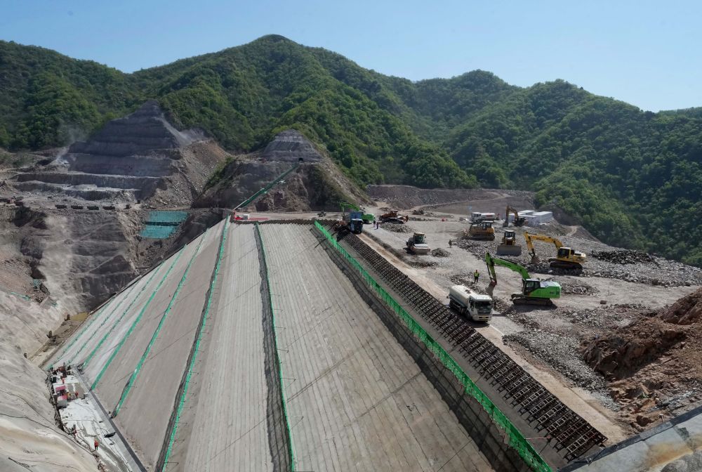 ↑4月30日，工人在河北省秦皇岛市抚宁区境内的国网新源河北抚宁抽水蓄能电站上水库建设工地施工。