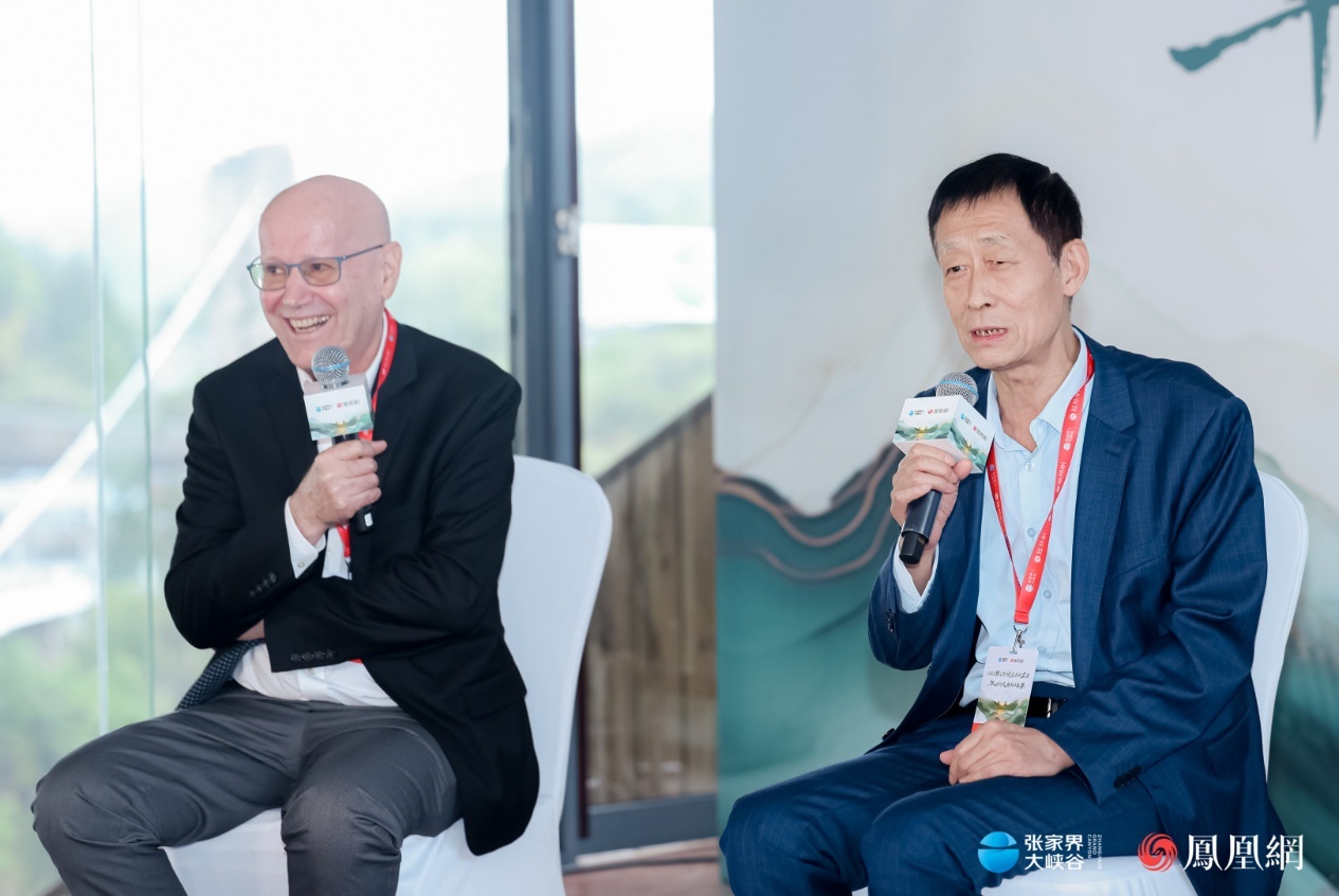深圳大学人文学院教授王立新(右)与湖南大学岳麓书院教授戴彼得(左)在张家界悦读共创大会的悦读沙龙上同台分享。