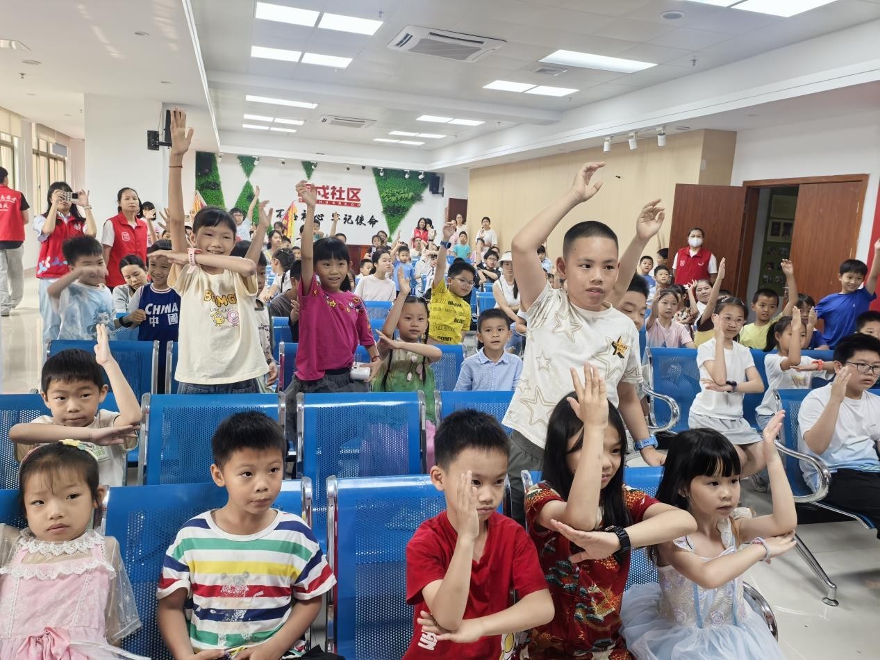 固戍社区上演科学实验秀：200名孩子共赴“疯狂”与“冰冷”的奇幻之旅