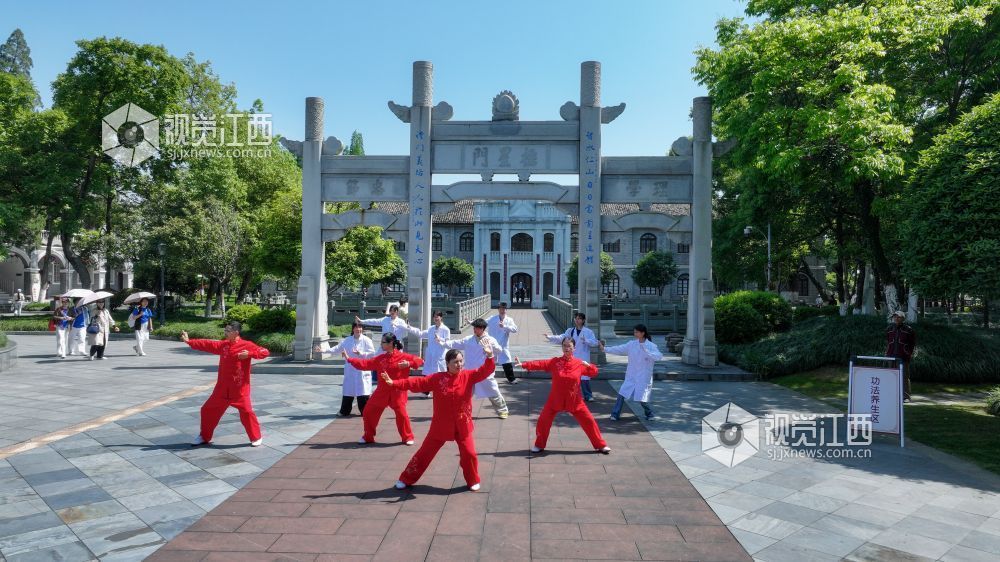 与此同时，市民们可跟随中医老师学习八段锦、太极拳等，在这里大家可以沉浸式感受中医博大精深的魅力。