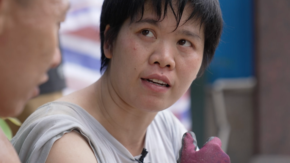 40岁妈妈扛楼16年月入过万，男记者体验后直呼不行，内心五味杂陈