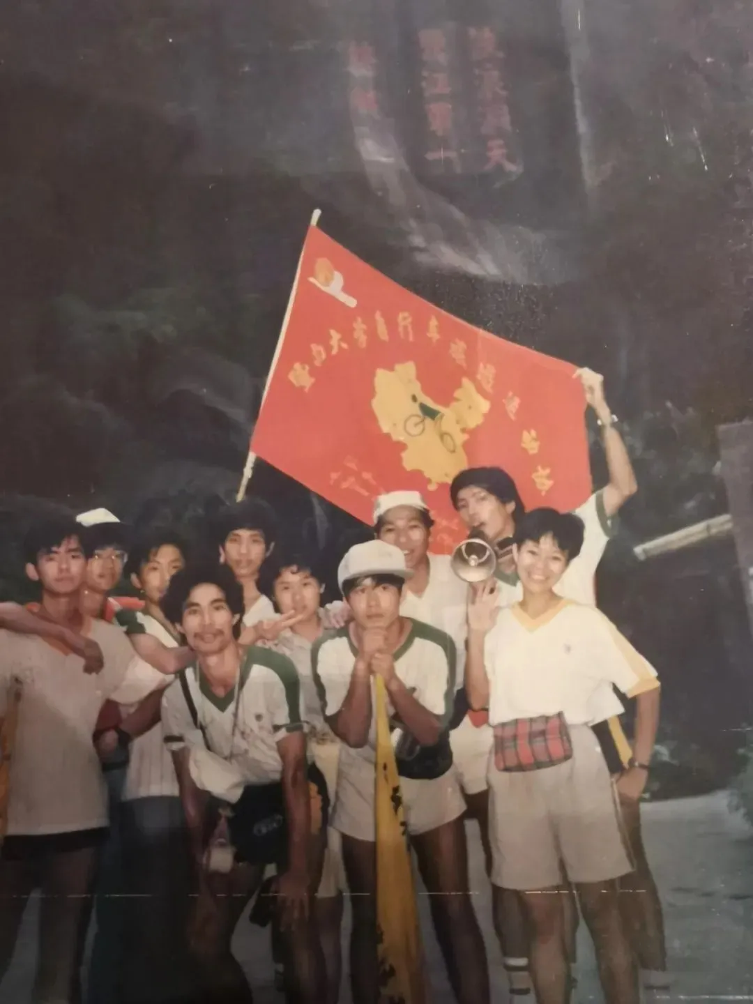 图：黄建中和“暨南铁骑”的勇士们兵分三路进行骑行壮举