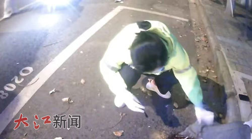 急救人员查看男子情况（视频截图）。