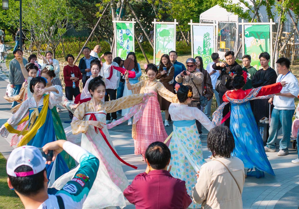 5月1日，游客在泰州市桃园景区观看表演（无人机照片）。新华社发（汤德宏摄）