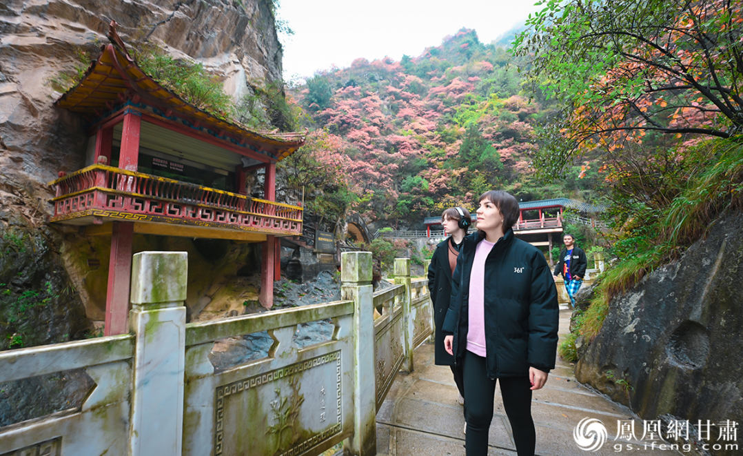 外国游客打卡成县西狭颂风景区　杨艺锴　摄