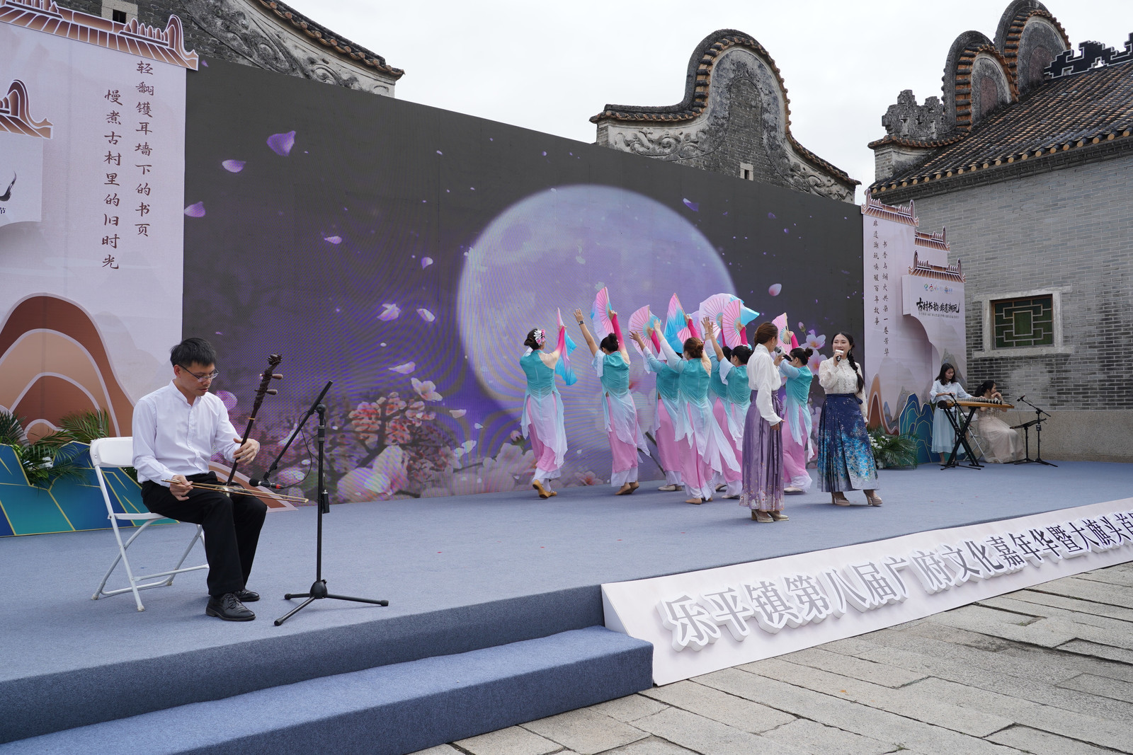 图为：民乐歌舞《彩云追月》