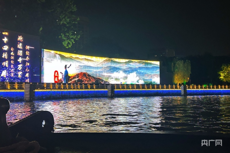 《大运扬州》古运河行进式游船演艺场景（央广网记者吕倩媛 摄）