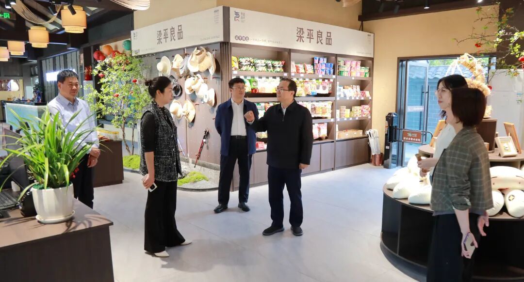 4月30日,滑石古寨,周恩海了解门票预售、近期客流及假期特色活动安排等。.jpg