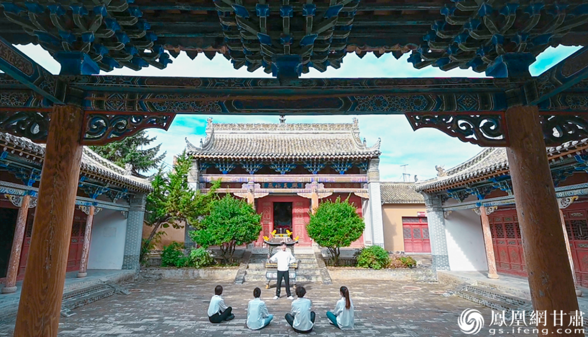 青年走进哈达铺关帝庙，模拟红军会议场景。杨艺锴　摄