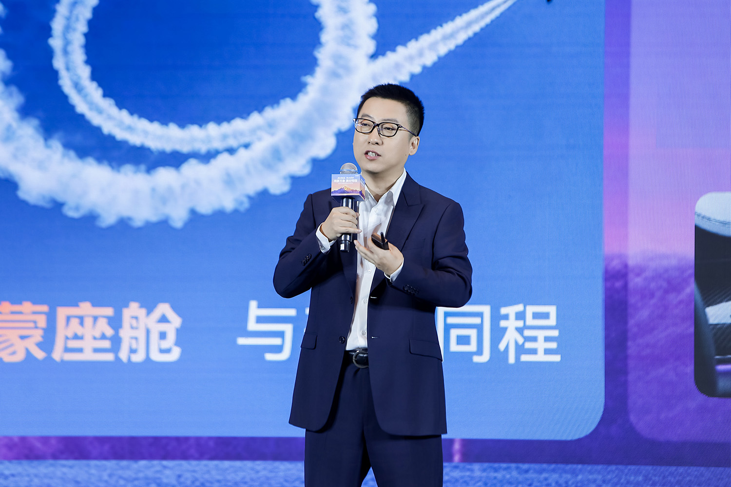 鸿蒙座舱HarmonySpace 6:当AI学会“看心跳、懂闲聊”,智能出行的拐点来了?