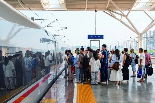 “五一”临近，长沙南站即将迎来假期出行高峰，图为旅客候车资料图。 通讯员 供图