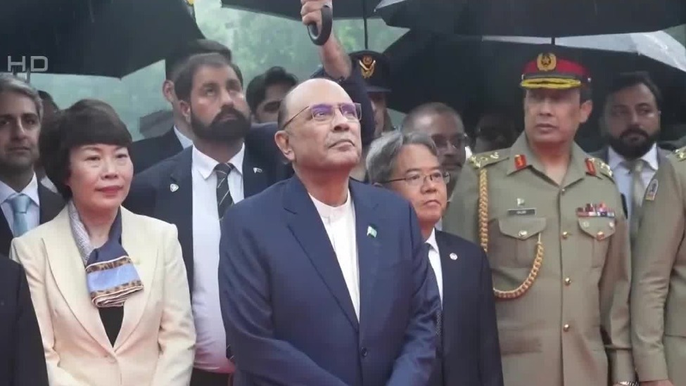 巴基斯坦总统参观毛泽东纪念馆并献花圈