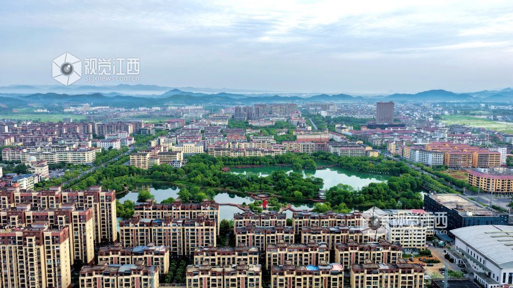 2026年4月27日，江西省吉安市峡江县锦绣湖湿地公园，水碧岸绿城美，“城市绿肺”生态如画。