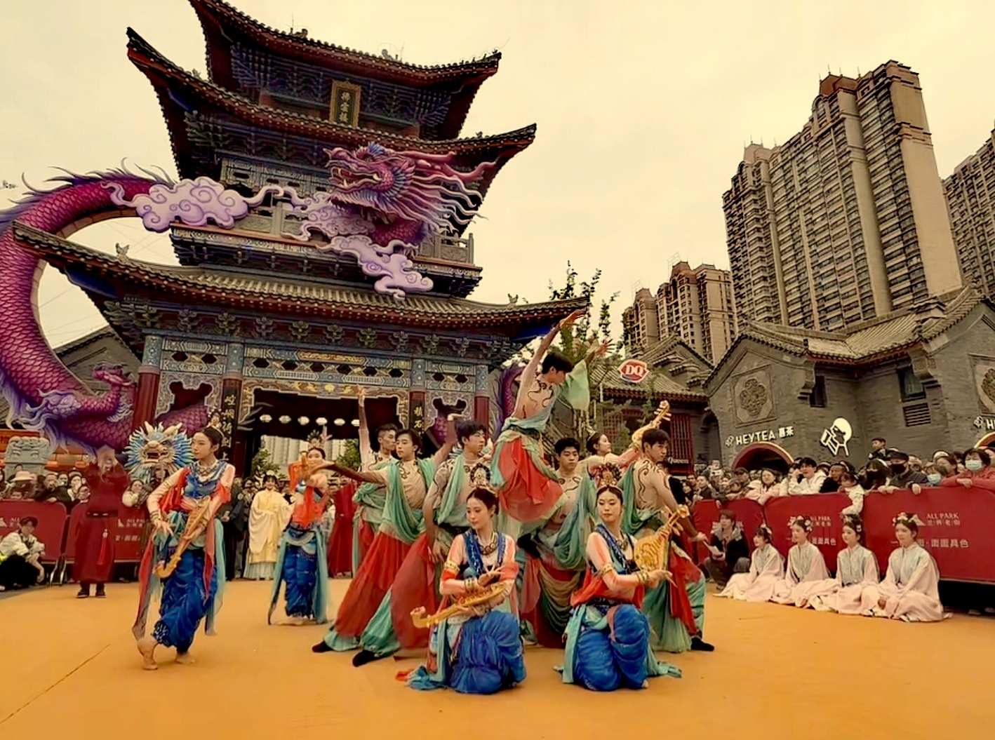 兰州老街沉浸式实景大剧《大明芳华&middot;陇塞长歌》华丽上演