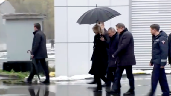 很绅士！普京亲自为俄女副总理撑伞