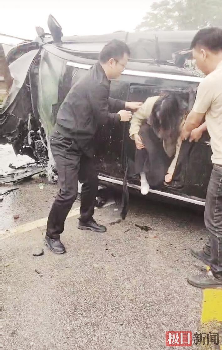 林逸（左）与热心男子合力救出女子 通讯员供图