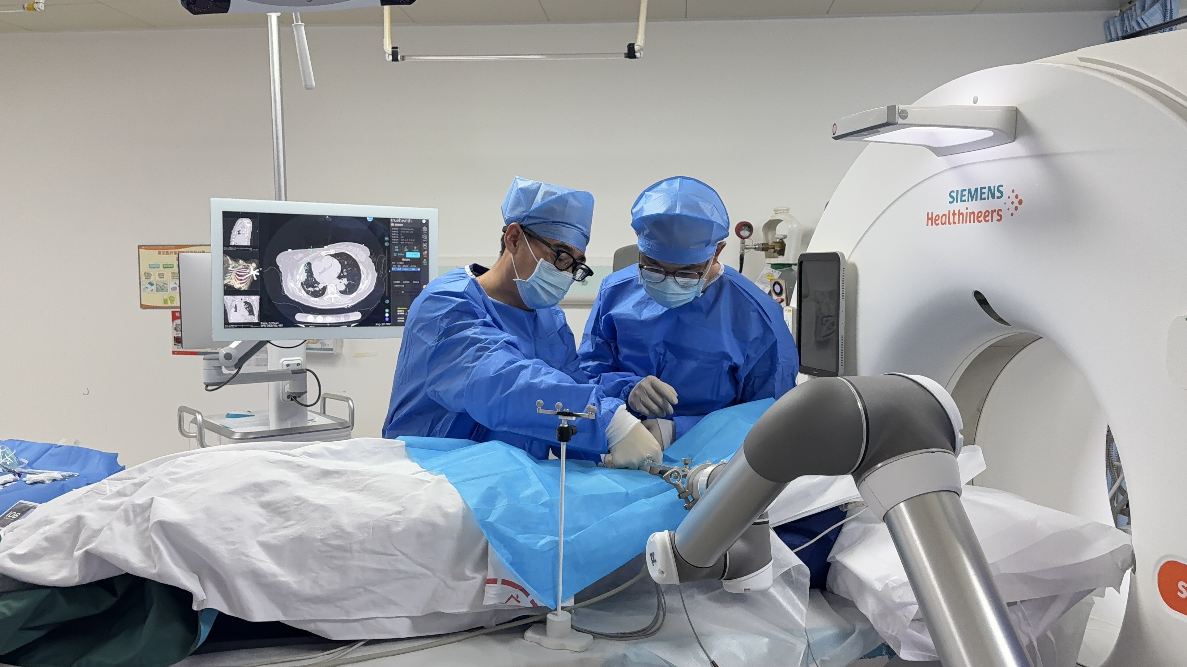 琴澳医疗一体化新突破：横琴首例，澳企机器人助两名澳门高龄患者完成高难度肺穿刺手术