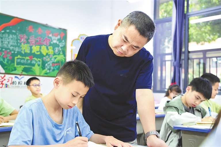 退伍不褪色，郭小华把“敢啃硬骨头”的劲儿带到讲台上。