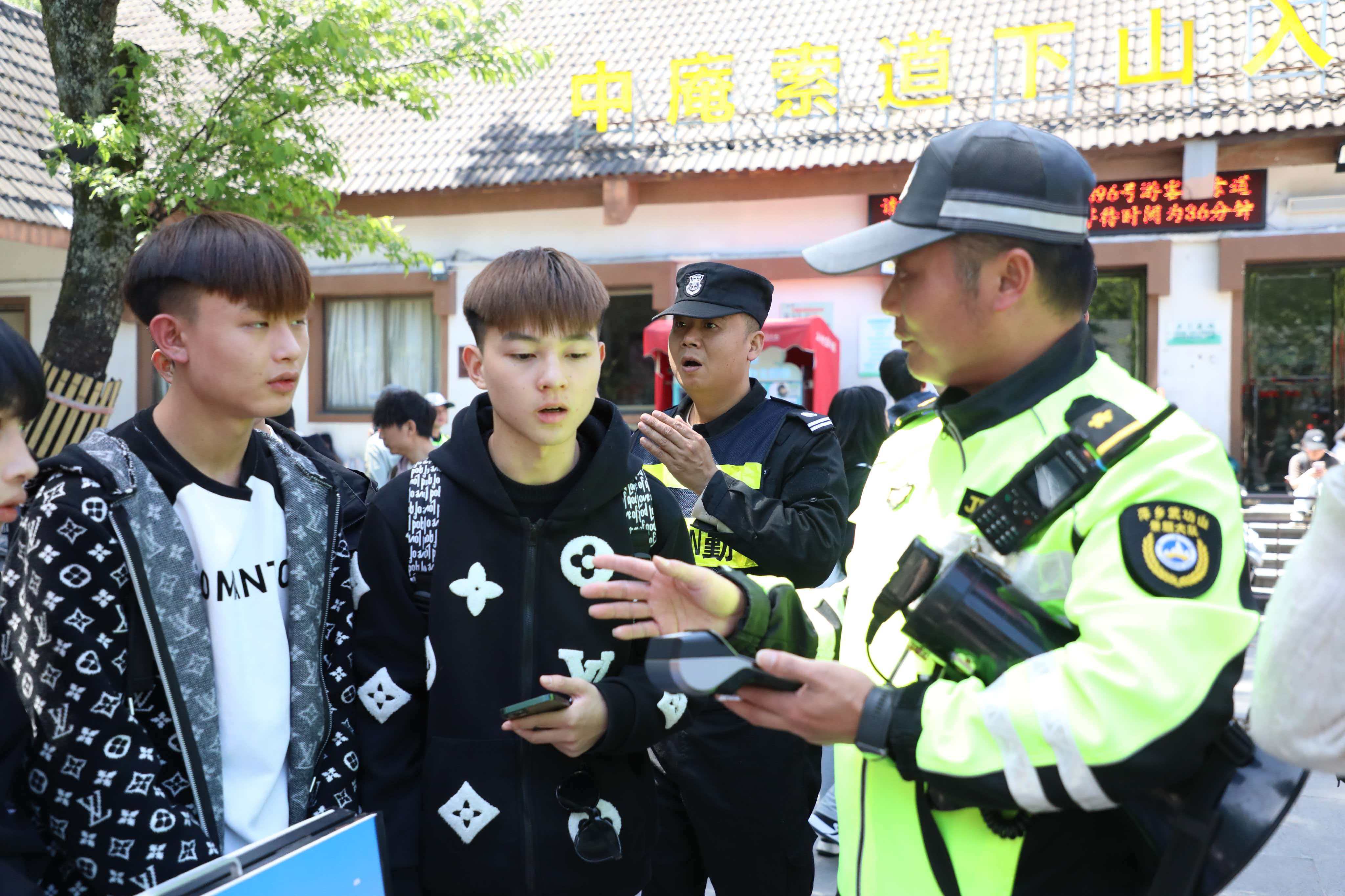 萍乡武功山“五一”火爆出圈：人气旺、活动丰、服务优、秩序好