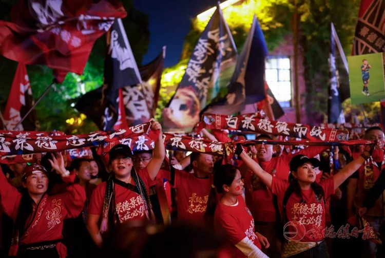 巡游现场气氛热烈。