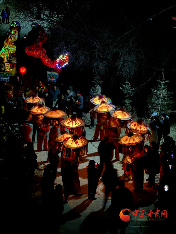 高烨灯在夜间游行(豆芽供图)