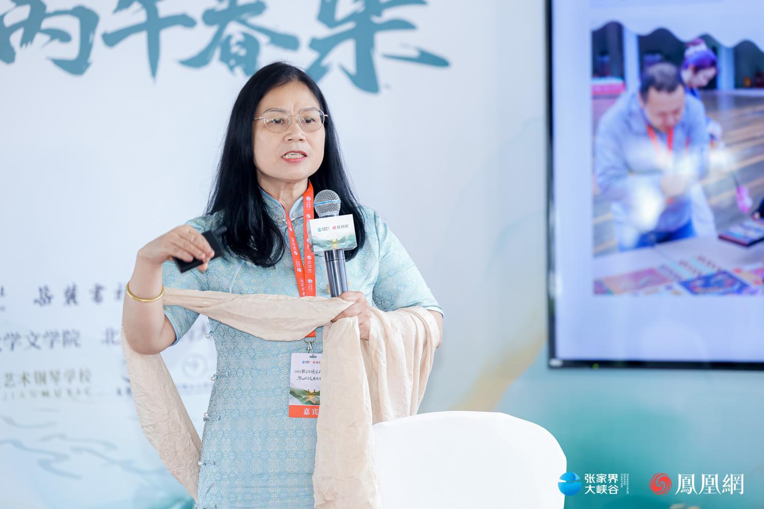 （长沙民政职业技术学院副教授、“织锦朝霞”非遗传承志愿服务团队创始人田燕在非遗沙龙上分享科技赋能非遗创新。）