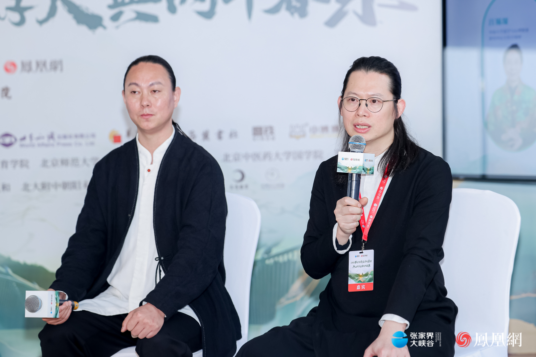 （罗子杰在2026张家界悦读共创大会康养沙龙上谈传统香文化的养生理路。）