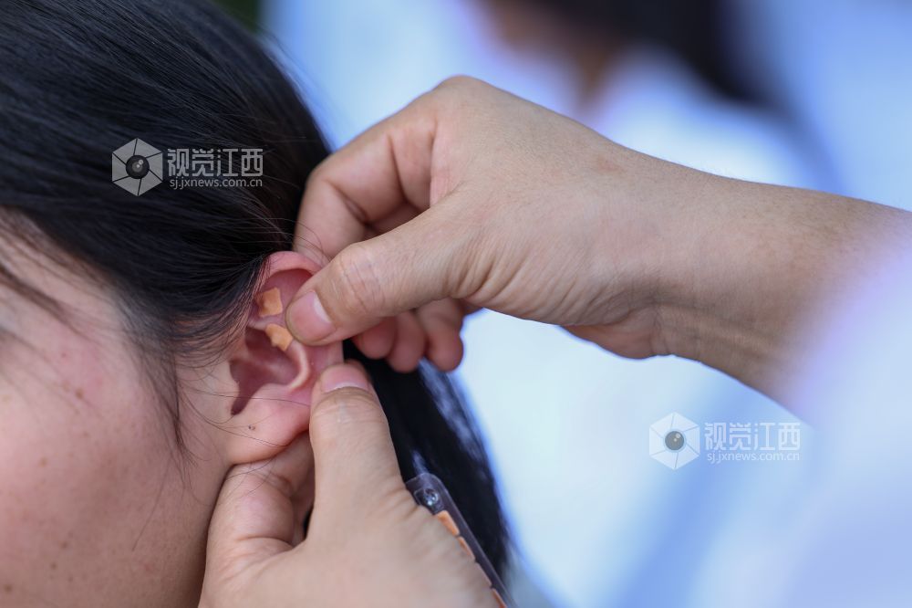 4月26日，江西省吉安市卫生健康委员会、吉安市中心人民医院在江西省吉安市白鹭洲书院开展“书院里的中医文化体验日”活动。