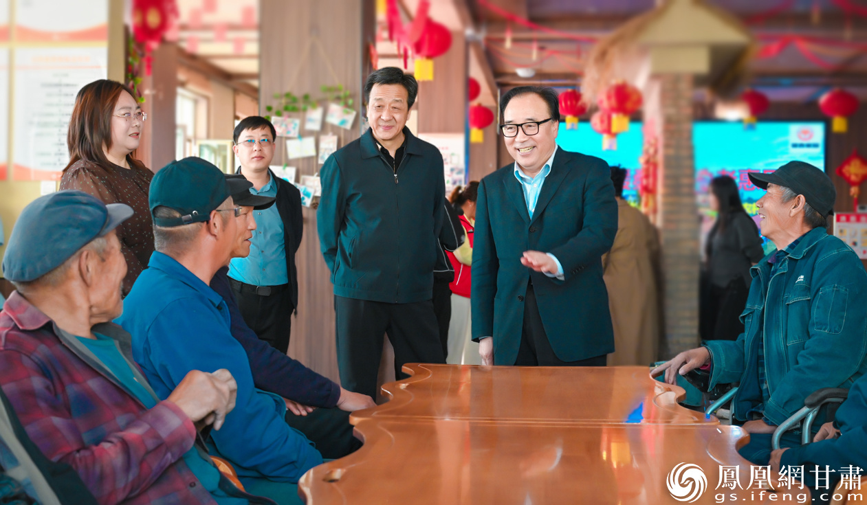 李志勋（右二）走进酒泉市肃州区西峰镇综合养老服务中心，与老人亲切交流。