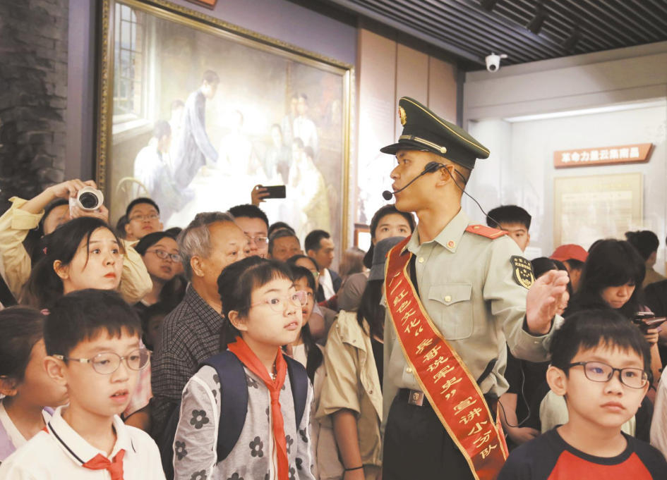 “五一”假期临近 南昌八一起义纪念馆内游客如织（图）