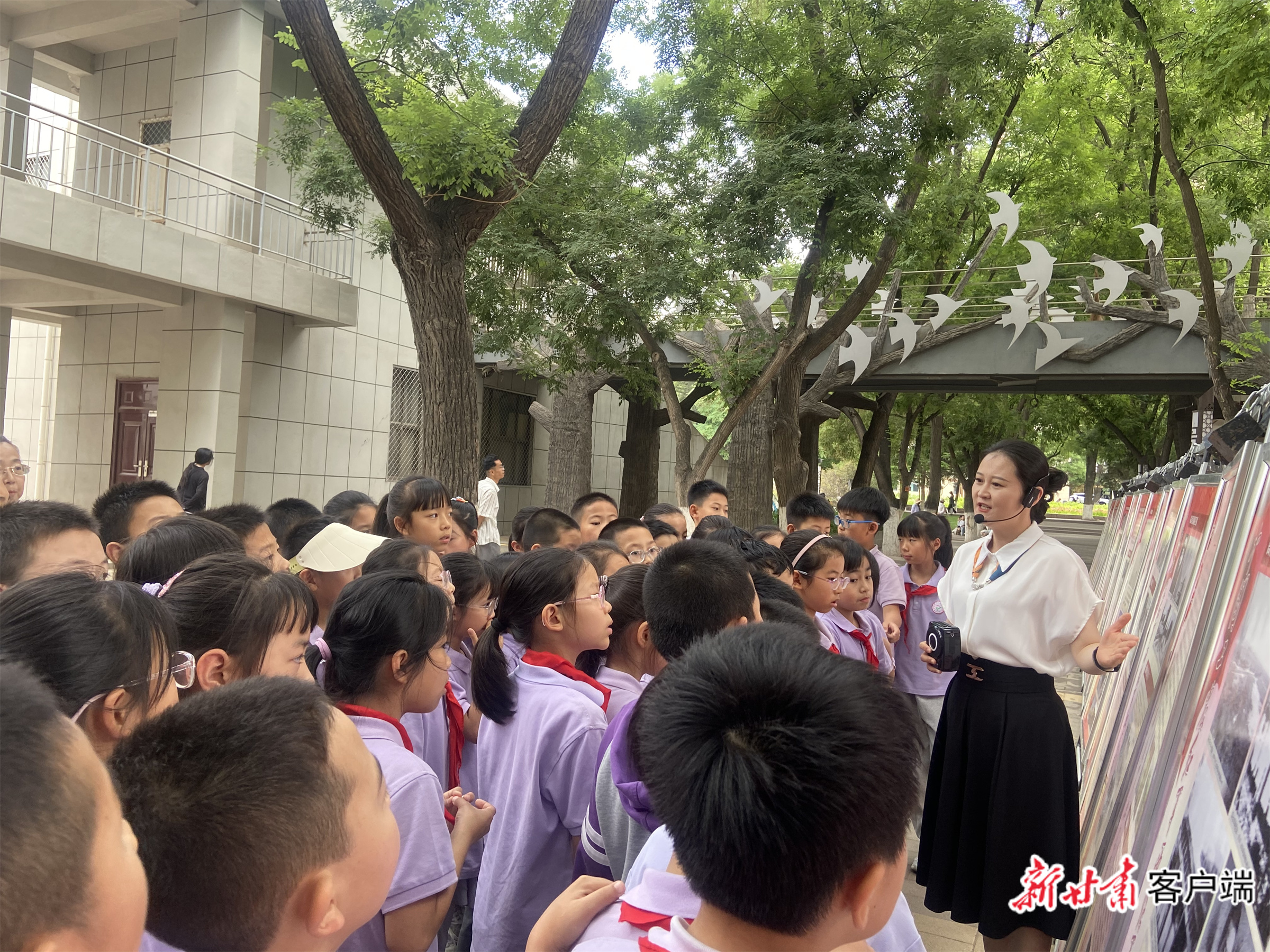 石琳在给小学生讲解红色故事
